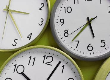 Relojes de pared marcando diferentes horas
