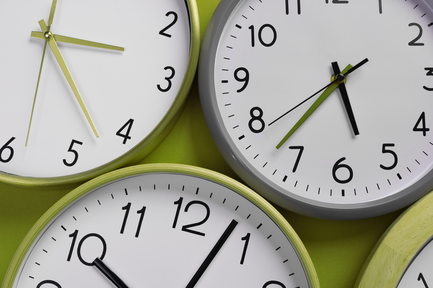 Relojes de pared marcando diferentes horas