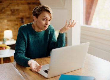 mujer en un chat en el ordenador