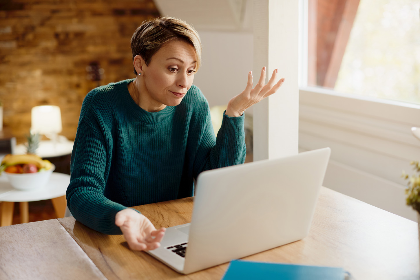 mujer en un chat en el ordenador