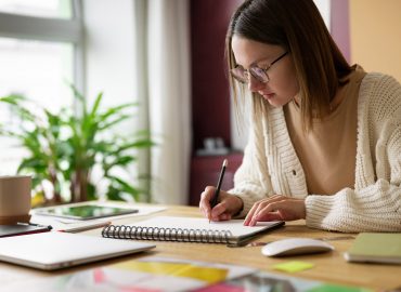 Una chica que esta estudiando para aprender euskera