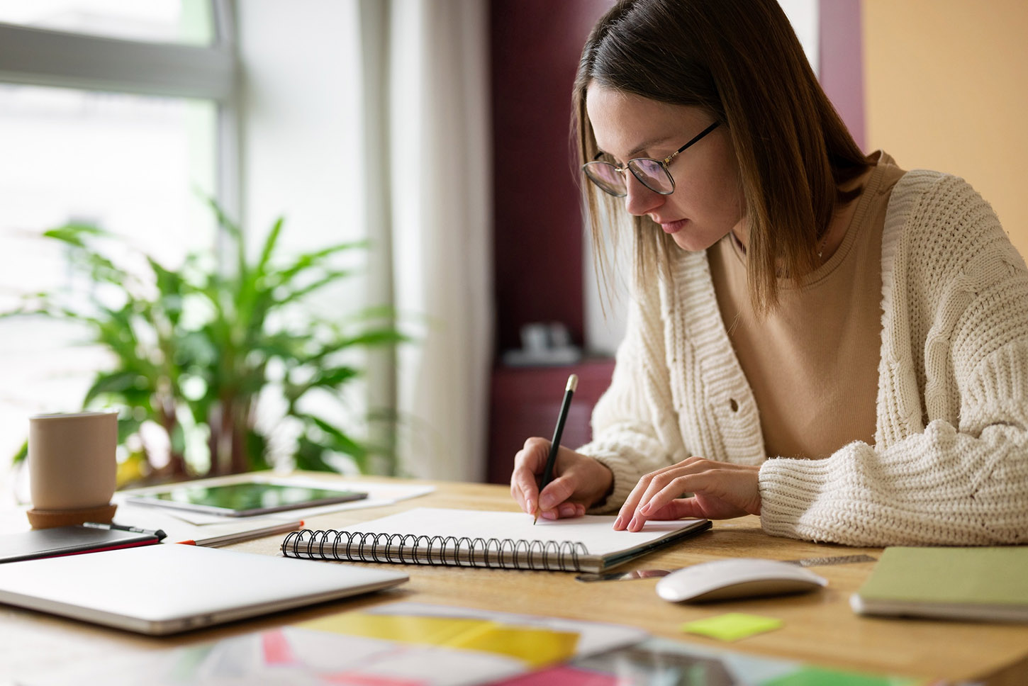 Una chica que esta estudiando para aprender euskera