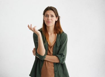 Mujer joven con expresión de angustia por las dudas