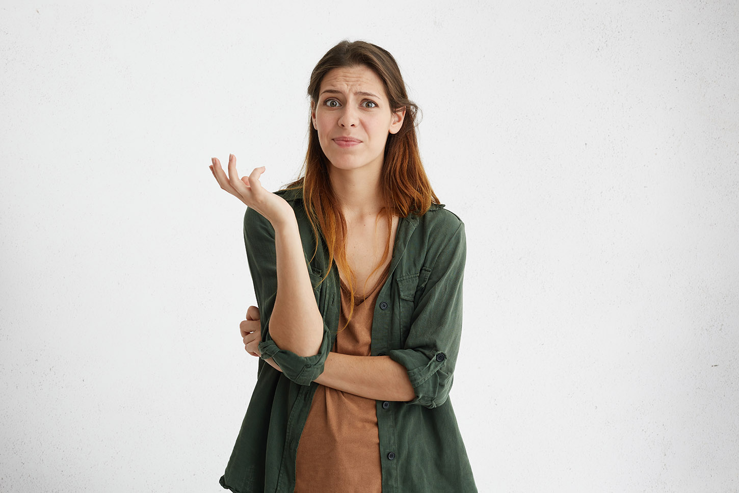 Mujer joven con expresión de angustia por las dudas